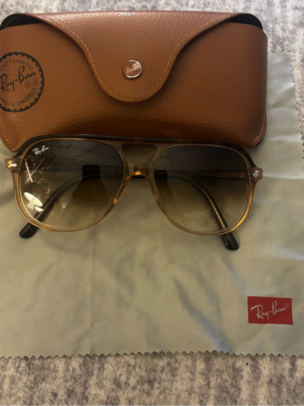 Ray-Ban Men’s or Women’s Brown Gradient Aviator Sunglasses with Brown Case